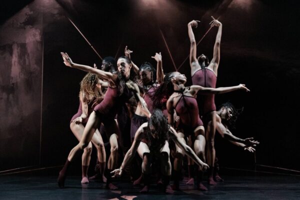 Ο Αντώνης Φωνιαδάκης στο «Cuban Baroque» της Acosta Danza: τα «Pearls» από το Λονδίνο στο Νόργουιτς