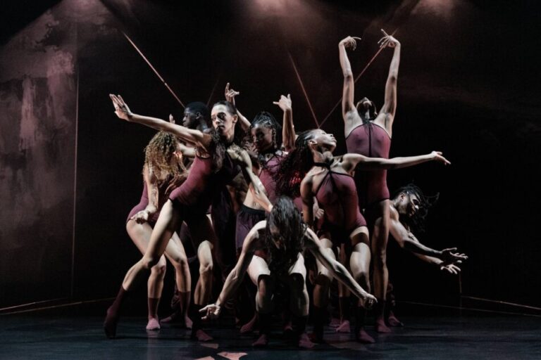 Χορευτές της Acosta Danza στα «Pearls» του Αντώνη Φωνιαδάκη, από