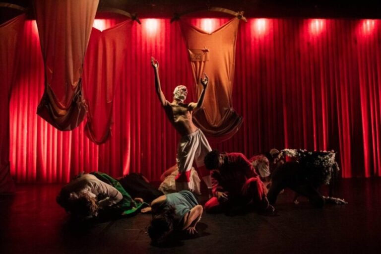 Σκηνή από το «Specky Clark» της Ούνα Ντόχερτι, στο Dublin Dance